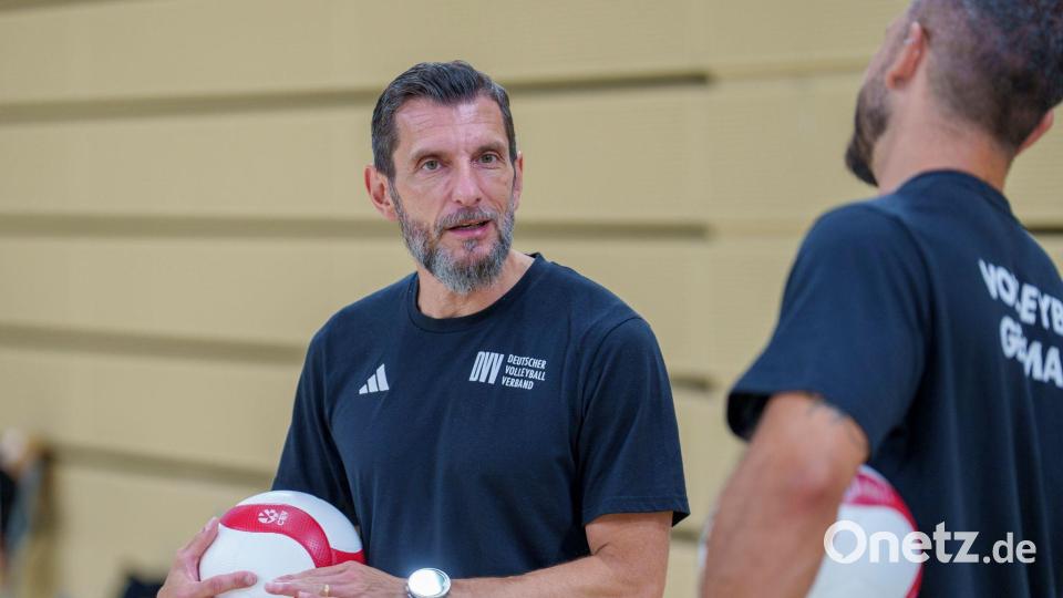 Trainer Bregoli (l) setzt auf eine starke Gemeinschaft. Bild: Andreas Arnold/dpa