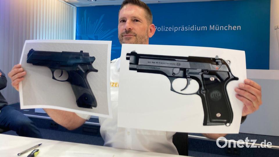 Polizeisprecher Thomas Schelshorn zeigt Fotos der Softair-Waffe und der echten Waffe. Bild: Sabine Dobel/dpa