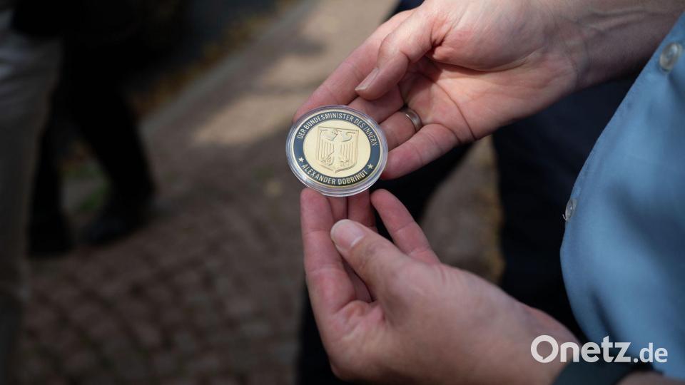 Am ersten Tag seiner Sommertour durch Thüringen und Hessen verteilt Dobrindt mehrere „Coins“. Bild: Katharina Kausche/dpa pool/dpa