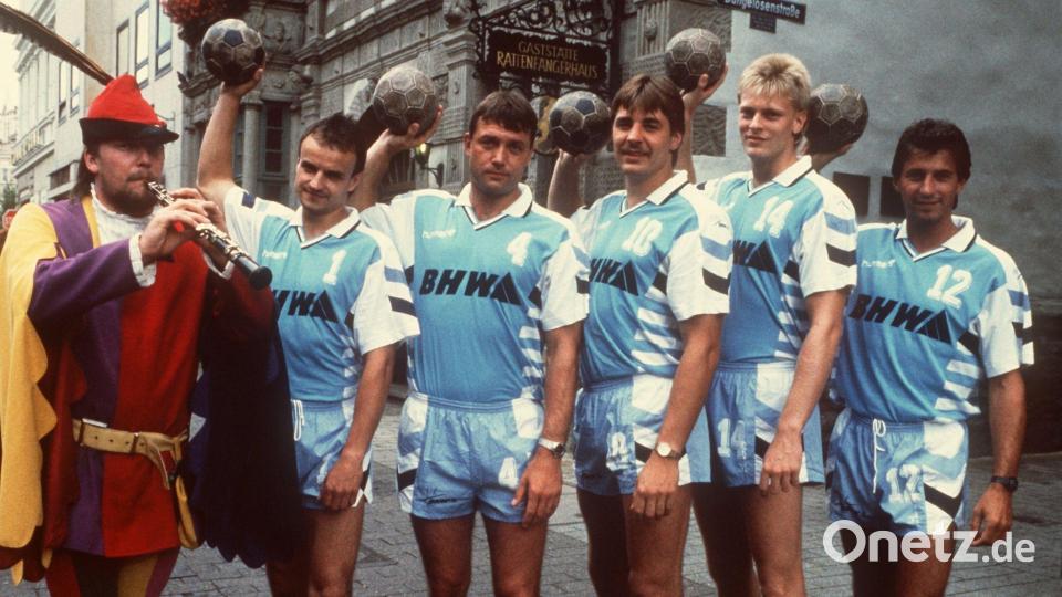Frank-Michael Wahl (3.v.l) 1990 als einer fünf DDR-Exporten bei der SG Hameln. Mit Torwart Wieland Schmidt (r-l), Ulf Brothuhn, Matthias Hahn und Torwart Uwe Krausse gelang dem Club der Bundesliga-Aufstieg 1991. (Archivbild) Bild: Wolfgang Weihs/dpa