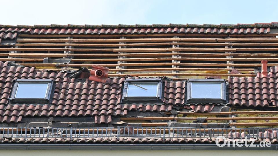 Dieses Dach wurde teils abgedeckt. Bild: Patrick Pleul/dpa