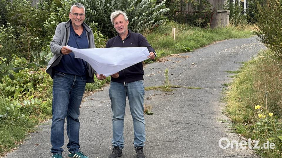 Markus Münchmeier (rechts) und Bürgermeister Franz Sommer mit den Planungsunterlagen. Bild: Marktgemeinde Mähring