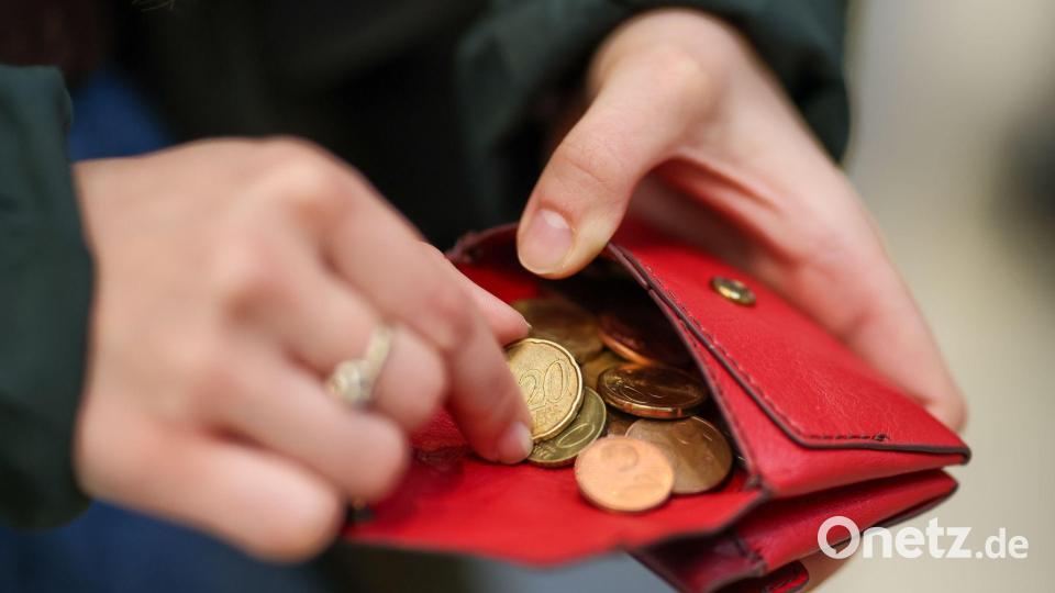 Je höher die Teuerungsrate, umso geringer die Kaufkraft der Menschen: Sie können sich für einen Euro dann weniger leisten und halten sich mit größeren Anschaffungen zurück. (Symbolbild) Bild: Jan Woitas/dpa