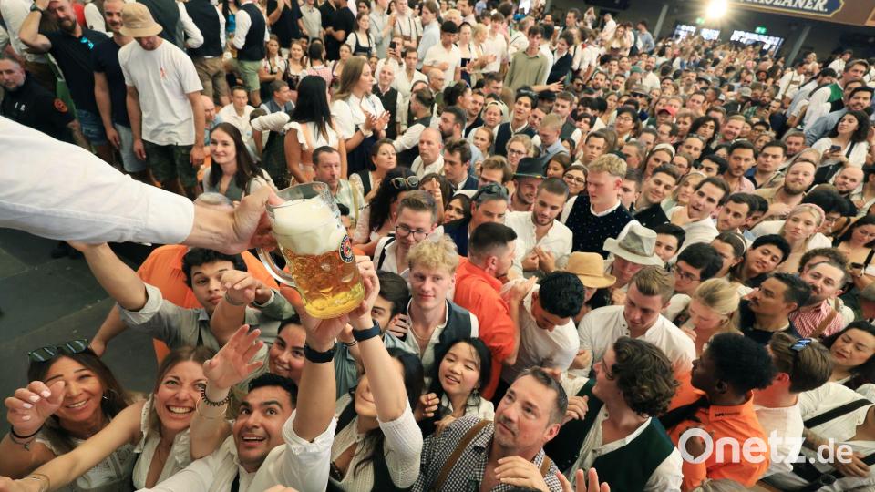 Tausende Komparsen gesucht für einen Netflix-Wiesn-Film. (Symbolbild) Bild: Karl-Josef Hildenbrand/dpa