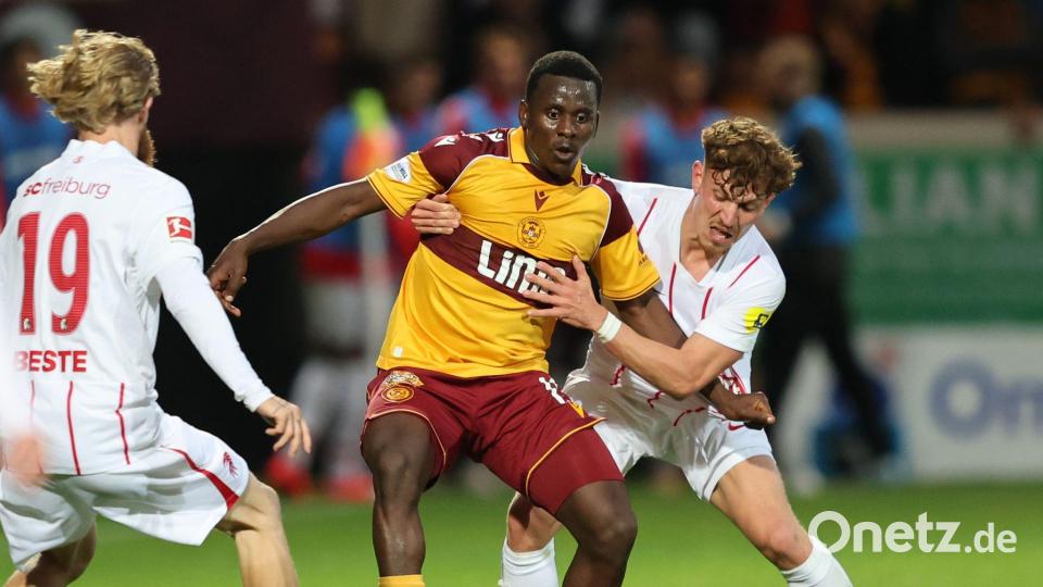Anfangs hatte der Sport-Club Probleme: Motherwells Ibrahim Said schirmt den Ball gegen Philipp Treu ab. Bild: Robert Perry/PA Wire/dpa