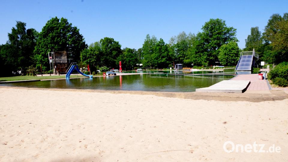 Schwimmmeister Kai Wolf ist sehr zufrieden mit den diesjährigen Besucherzahlen im Naturfreibad Immenreuth. Trotz Schließung wegen eines technischen Defekts und phasenweise kühlem Wetter kamen heuer schon über 30.000 Badegäste. Archivbild: Bernhard Kreuzer