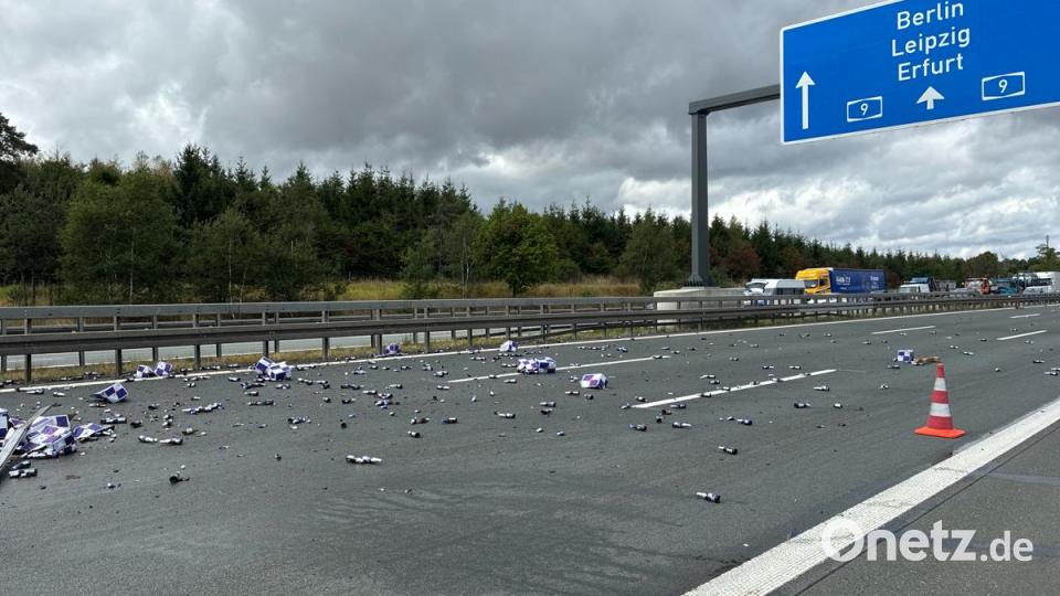 Nach einem Lastwagenunfall auf der A 9 bei Leupoldsgrün liegen Getränkeflaschen auf der Fahrbahn. Bild: VPI Hof