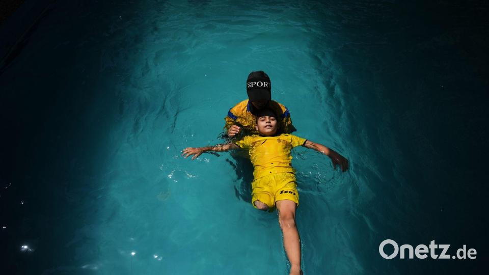 Das palästinensische Mädchen Miral al-Babli, das nach einer Verwundung im Krieg ein Bein verloren hat, nimmt am Schwimmtraining teil. Bild: Abdel Kareem Hana/AP/dpa