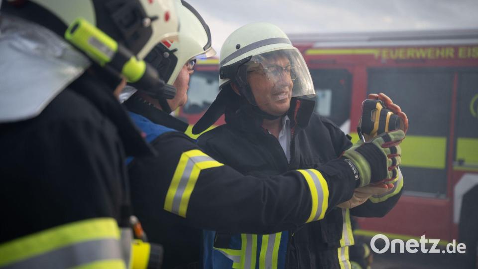 Bundesinnenminister Alexander Dobrindt (CSU) versucht sich als Feuerwehrmann. Bild: Katharina Kausche/dpa pool/dpa