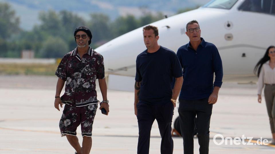 Ronaldinho (l) kommt in Ravenna an. Bild: Luca Bruno/AP/dpa