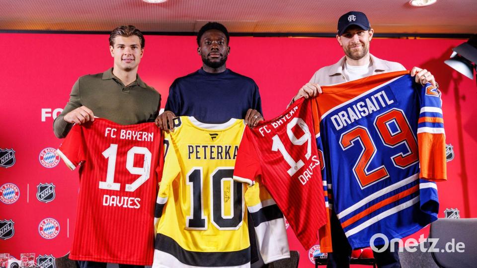 Fußball und Eishockey als Partner: Die deutschen Eishockeystars John-Jason Peterka (l) und Leon Draisaitl (r) mit dem kanadischen Bayern-Profi Alphonso Davies. Bild: Matthias Balk/dpa