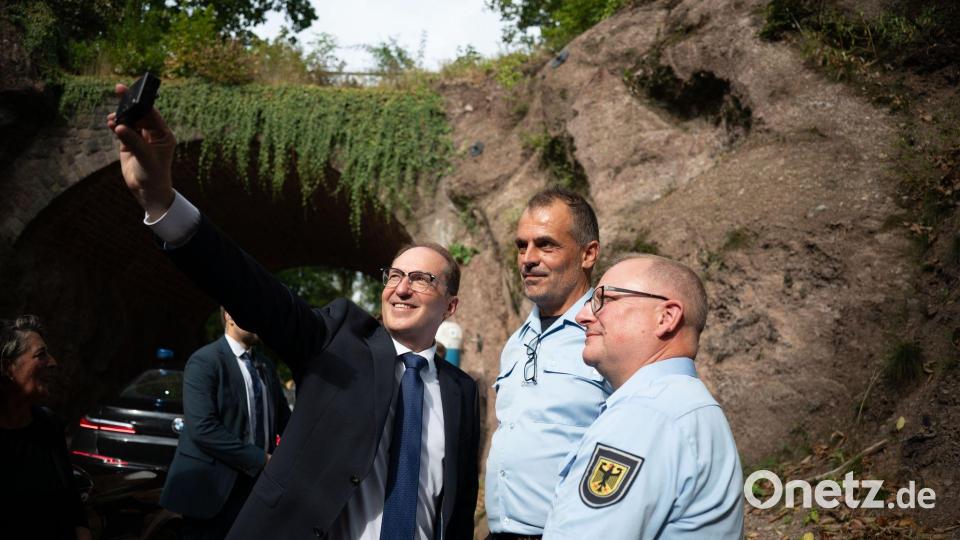 Der Minister kann auch Selfie: Dobrindt posiert mit zwei Beamten der Bundesbereitschaftspolizei. Bild: Katharina Kausche/dpa pool/dpa
