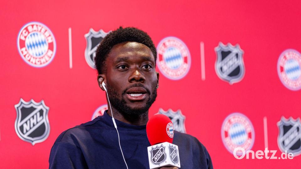 Alphonso Davies äußert sich bei einem Termin auf dem Gelände des FC Bayern auch zu Fußball-Kumpel Jamal Musiala. Bild: Matthias Balk/dpa