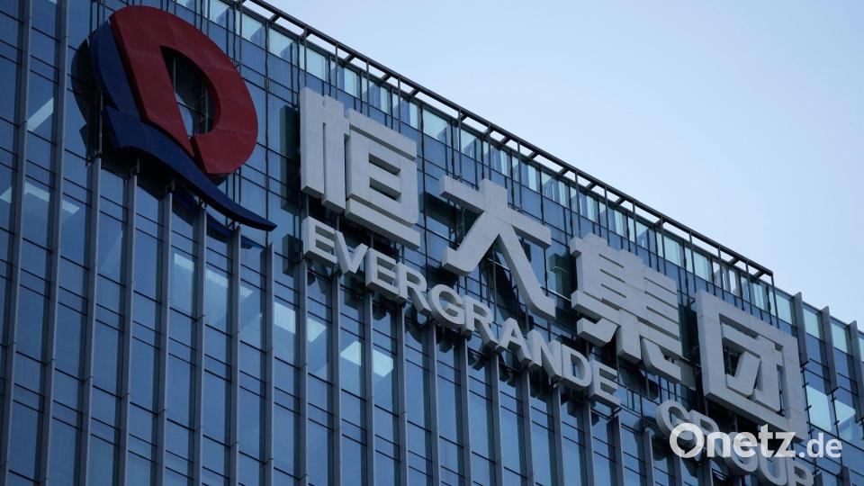 Der Konzern Evergrande wurde zum Symbol der chinesischen Immobilienkrise. Nun wurde sein Gründer zu lebenslanger Haft verurteilt. (Archivbild) Bild: Ng Han Guan/AP/dpa
