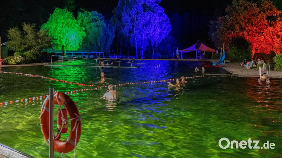 Das Vollmondschwimmen wird diesen Samstag, 22. August, nachgeholt. Die Veranstaltung musste wegen eines technischen Defekts im Naturerlebnisbad Immenreuth verschoben werden. Archivbild: Roland Wellenhoefer
