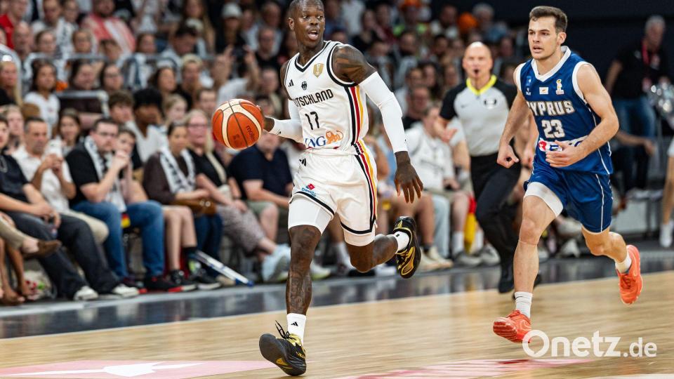Dennis Schröder führt das deutsche Team auch in diesem Sommer wieder an. (Archivfoto) Bild: Daniel Löb/dpa