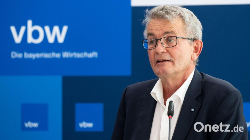 Der Hauptgeschäftsführer der vbw, Bertram Brossardt, sieht Hoffnung - aber noch keinen Grund zur Entwarnung. (Archivbild) Bild: Sven Hoppe/dpa