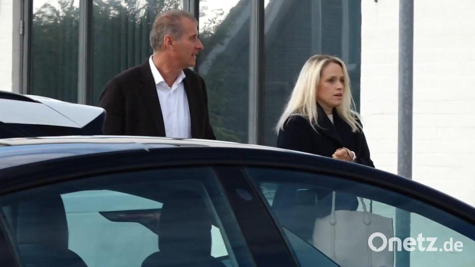 Stephan Hensel (links), Ex-Ehemann von Christina Block, kommt vor dem Gericht in Dänemark an. Bild: Marcus Golejewski/d/dpa