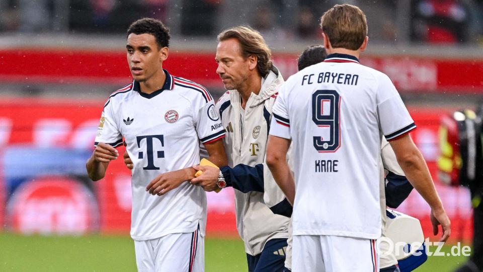 Supercup ohne Jamal Musiala. Der Nationalspieler wird nach seinem zweiten Zusammenbruch - hier in Heidenheim mit Bayerns Teamarzt - in Dortmund nicht auflaufen. Bild: Harry Langer/DeFodi/dpa/dpa