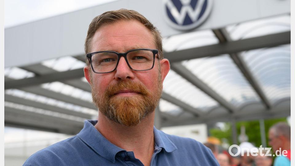 Der Vorsitzende des Gesamtbetriebsrates von VW Sachsen, Mike Rösler, fordert klare Perspektiven für die sächsischen Standorte nach 2030. (Archivbild) Bild: Hendrik Schmidt/dpa