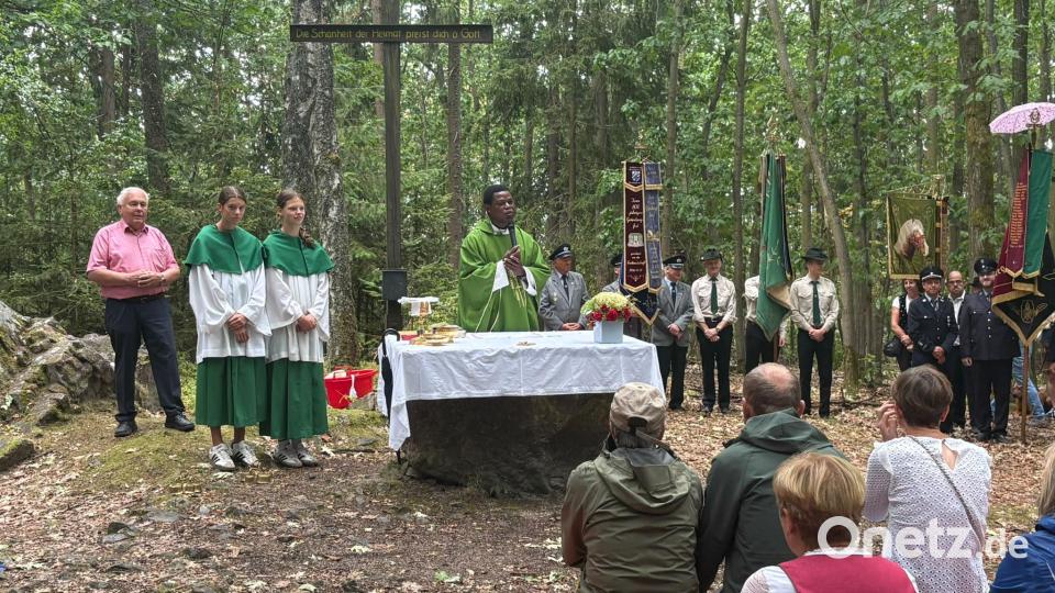Den Festgottesdienst mit Fahnenabordnungen zelebriert Pfarrvikar Ndudi Kelechi Izuagba auf dem Buchberggipfel. Bild: Xaver Meier