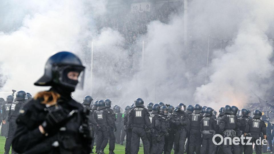 Polizisten mussten während des Spiels eingreifen. Bild: Uwe Anspach/dpa