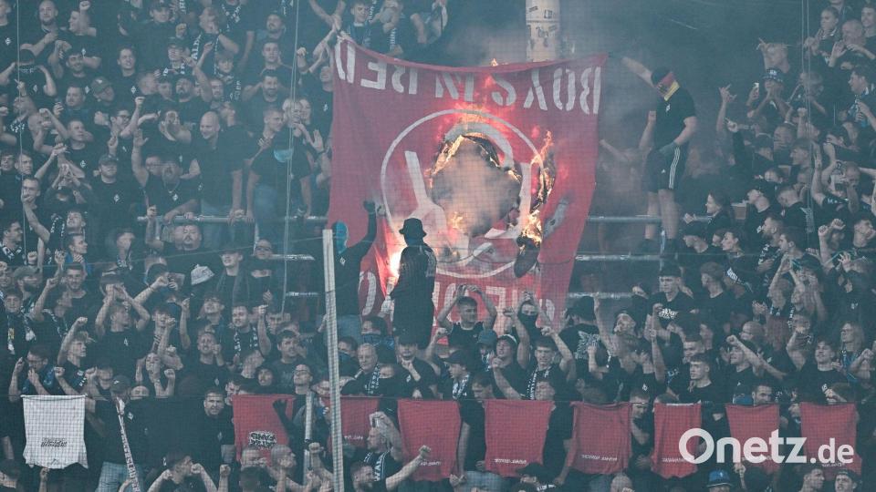 Beide Fanlager provozierten sich gegenseitig. Bild: Uwe Anspach/dpa