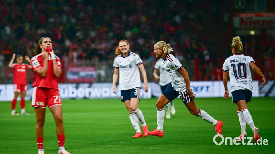 Pernille Harder bejubelt ihr Tor zum Saisonstart für den FC Bayern. Bild: Sebastian Christoph Gollnow/dpa