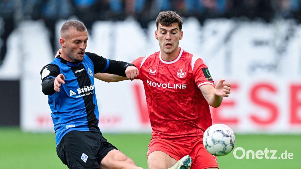 Liefern sich ein umkämpftes Duell: Mannheims Kushtrim Asallari (l) und FCK-Verteidiger Jacob Rasmussen. Bild: Uwe Anspach/dpa