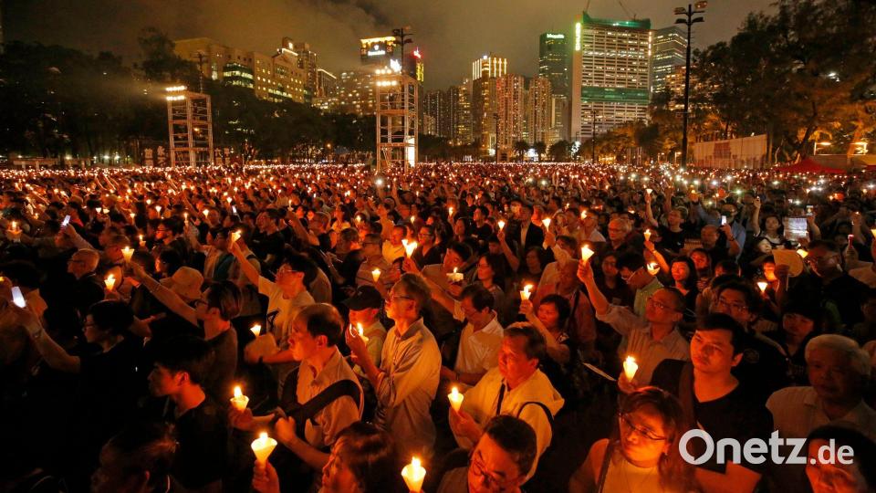 Zehntausende hatten jedes Jahr an das Massaker in Peking erinnert. (Archivbild) Bild: Kin Cheung/AP/dpa