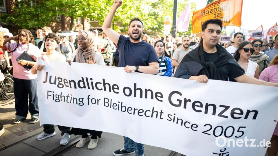 Lokal bilden sich immer wieder Unterstützerkreise, um die Abschiebung einzelner Ausreisepflichtiger zu verhindern. Bei dieser Demonstration in Bremen forderten Aktivisten generell großzügigere Regelungen für Migranten ohne Aufenthaltserlaubnis. (Symbolbild) Bild: Sina Schuldt/dpa