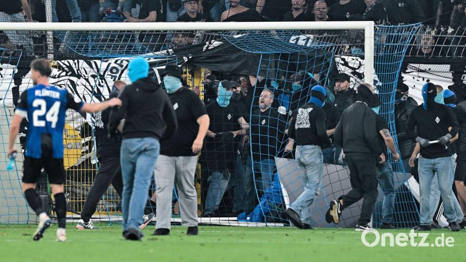 Waldhof-Fans stürmen auf das Feld. Bild: Uwe Anspach/dpa