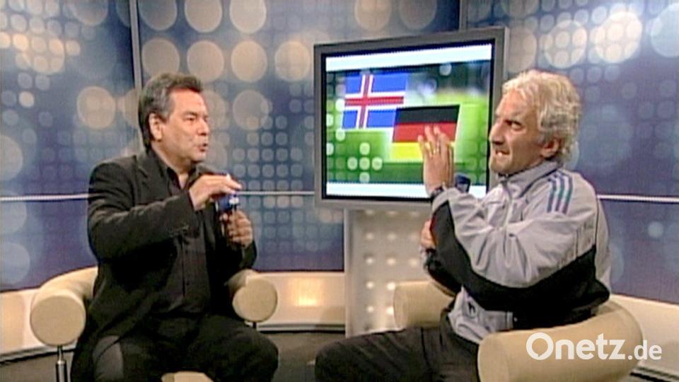 Das Bild zeigt den damaligen Teamchef der deutschen Fußball-Nationalmannschaft, Rudi Völler, am 06.09.2003 in Reykjavik bei einem Interview im ARD-Studio im Gespräch mit Moderator Waldemar Hartmann. (Archivbild) Bild: Ard/Ndr/ARD/NDR/dpa