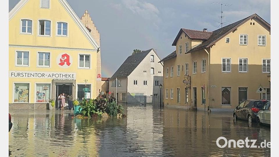 In Greding stand der Marktplatz unter Wasser. (Handoutbild) Bild: -/Feuerwehr Greding/dpa