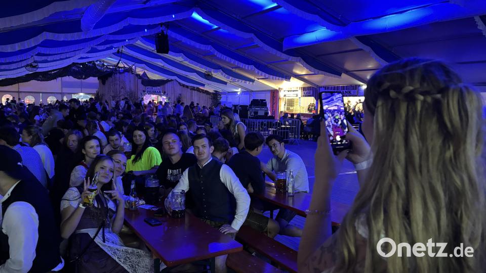 Die Ruhe vor dem „Partysturm“ nutzen einige Gäste für ein Erinnerungsfoto. Bild: mcl