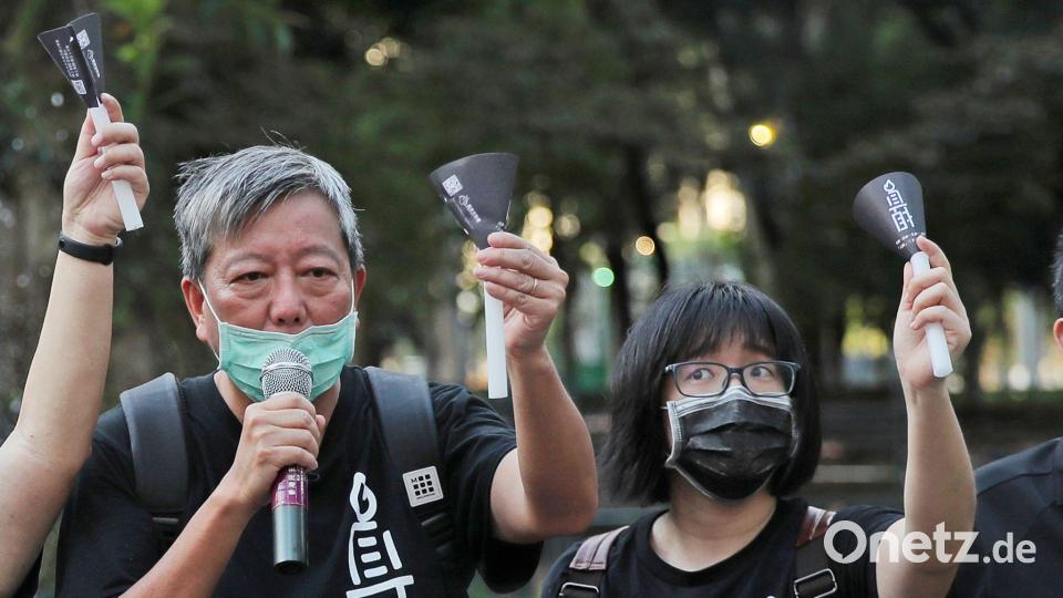 Lee (links) und Chow hatten sich in dem Verfahren nicht schuldig bekannt. (Archivbild) Bild: Kin Cheung/AP/dpa