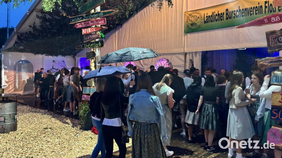 Regen kann der Stimmung auf der Flosser Kirwa wenig anhaben. Bild: mcl