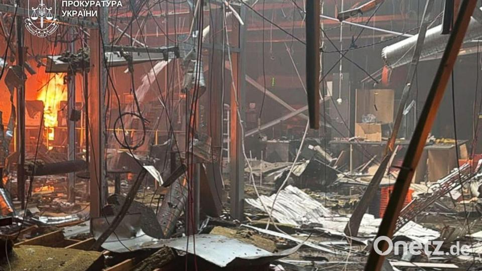 Russland griff das Einkaufszentrum nach ukrainischen Angaben in zwei Wellen an. Bild: ---/Staatsanwaltschaft der Ukraine/dpa