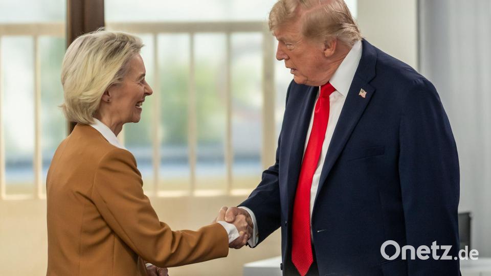 EU-Kommissionspräsidentin von der Leyen und US-Präsident Trump hatten sich im Sommer 2025 nach einem monatelangen Zollkonflikt auf eine Einigung verständigt. (Archivbild) Bild: Michael Kappeler/dpa-Pool/dpa
