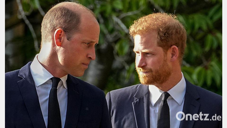 Das Verhältnis Harrys (rechts) zu seinem Bruder William (links) soll besonders zerrüttet sein. (Archivfoto) Bild: Martin Meissner/AP/dpa