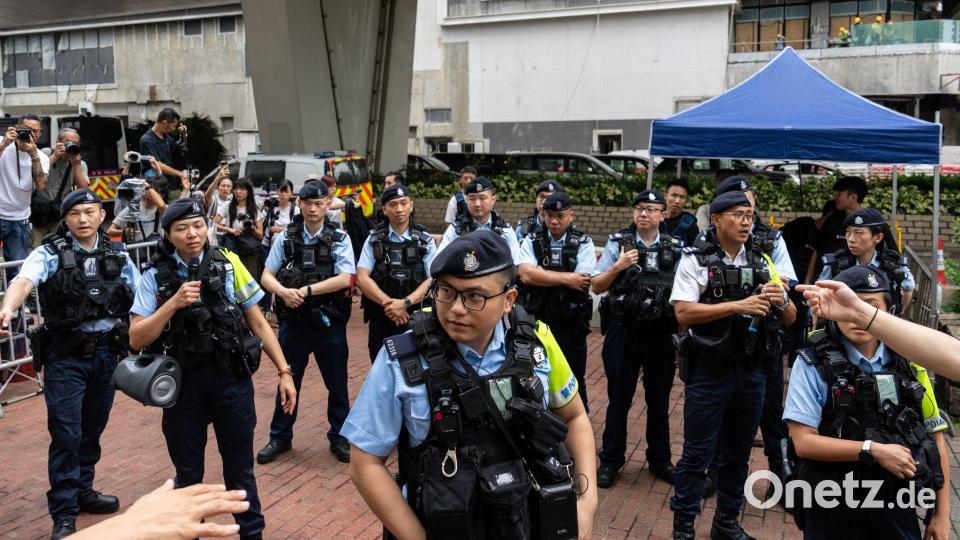 Am Tag des Urteils gegen die Aktivsten hatten sich zahlreiche Polizisten vor dem Gericht postiert. Bild: Chan Long Hei/AP/dpa