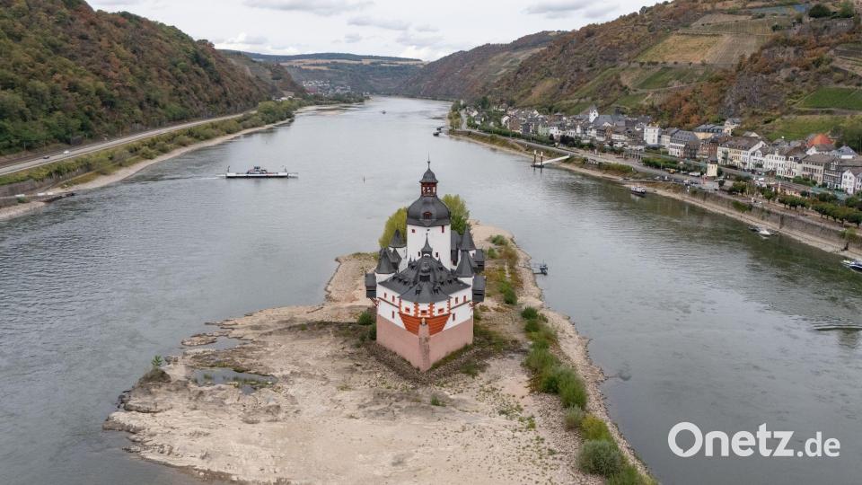 Dank der langsam steigenden Rheinpegel können vielfach die Fähren wieder verkehren - so wie hier in Kaub in Rheinand-Pfalz. Bild: Boris Roessler/dpa