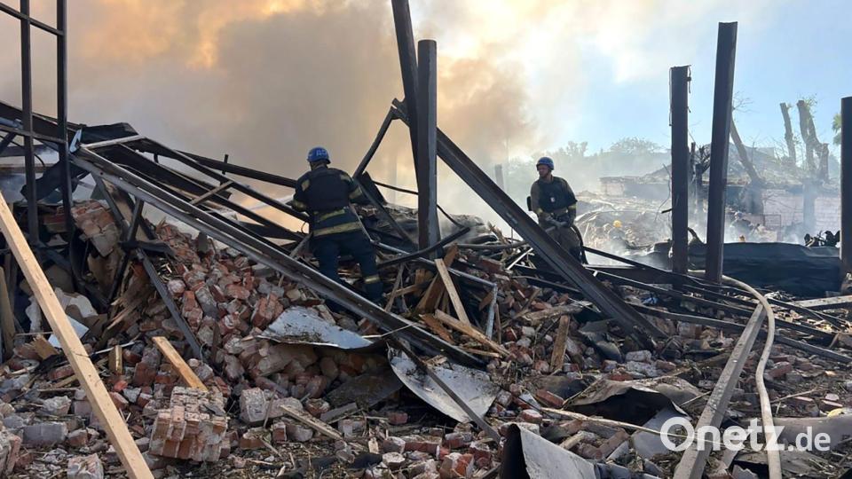 Die Industriestadt Krywyj Rih ist immer wieder Ziel russischer Drohnen- und Raketenangriffe. (Archivbild) Bild: Uncredited/Ukrainian Emergency Service/AP/dpa