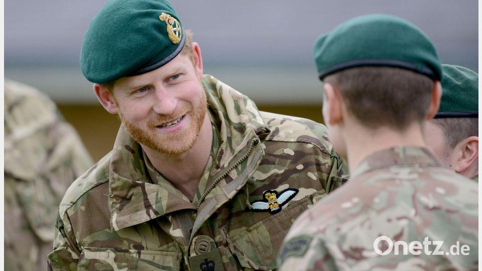 Prinz Harry diente mehrere Jahre im Militär und pflegt heute noch ein enges Verhältnis zu den Streitkräften. (Archivfoto) Bild: Finnbarr Webster/PA Wire/dpa