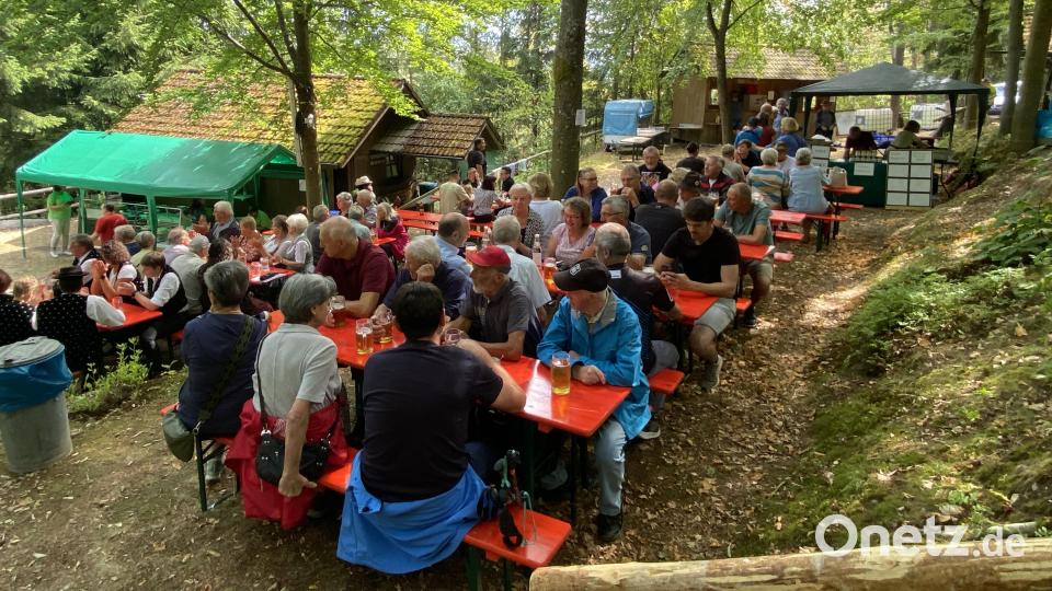 Die Gäste des Heimatfestes fühlen sich auf dem Festplatz Mertenberg sichtlich wohl. Bild: Xaver Meier