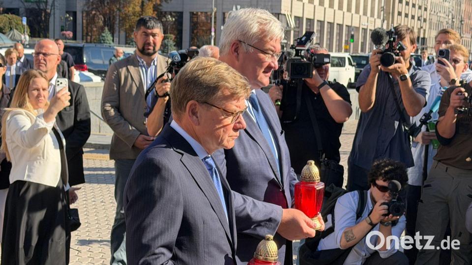 Bundesaußenminister Johann Wadephul stellt mit dem ukrainischen Außenminister Andrij Sybiha auf dem Maidan in Kiew Kerzen an der nationalen Gedenkstätte für die Gefallenen auf Bild: Michael Fischer/dpa