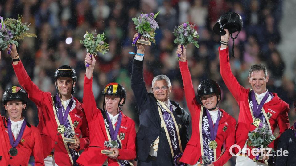 Das deutsche Team feiert WM-Gold. Bild: Rolf Vennenbernd/dpa