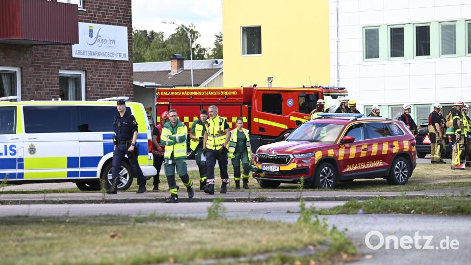 Polizei und Rettungskräfte rückten am Freitag zu einer Schule im schwedischen Fagersta aus. Bild: Fredrik Sandberg/TT News Agency/AP/dpa