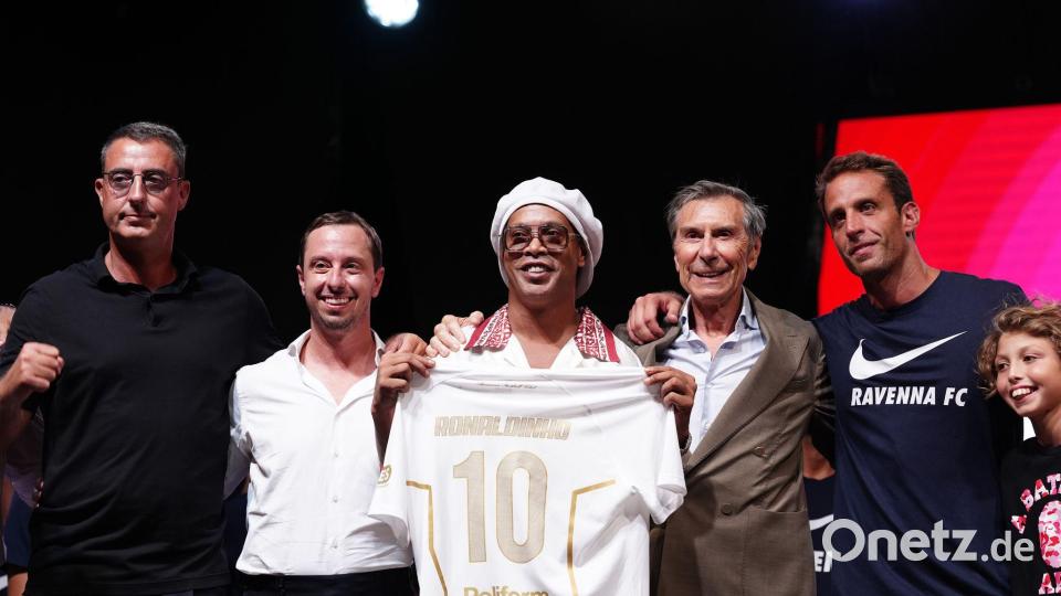 Der brasilianische Fußballstar Ronaldinho (M) posiert für ein Foto. Bild: Massimo Paolone/LaPresse/dpa