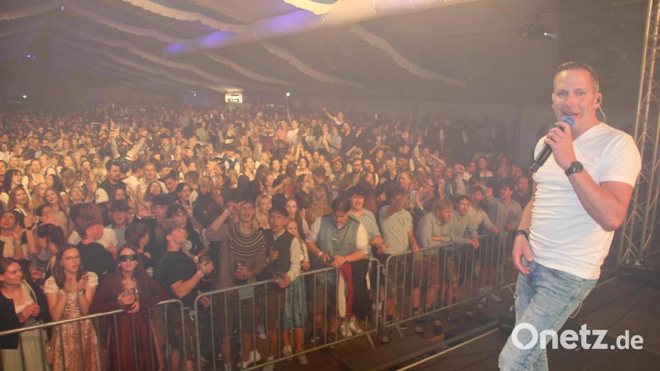 Bandleader Norman Schelter mit seinen Fans. Bild: Konrad Rosner